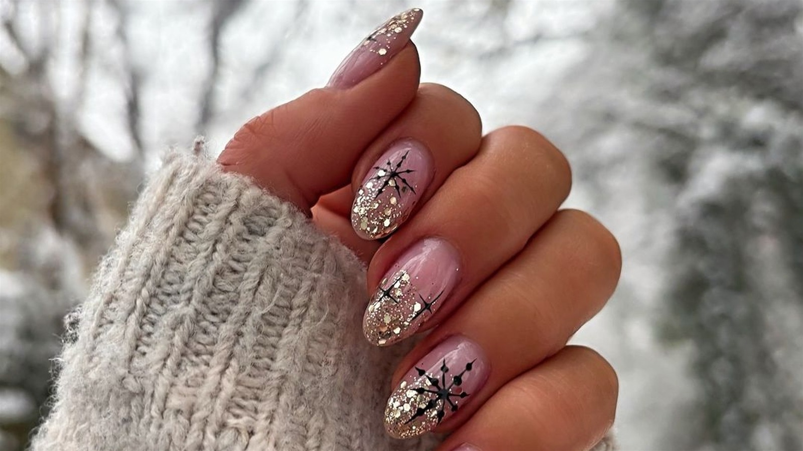 9 Trendy and Charming Holiday Nails Ideas You’ll Love This Season - 3